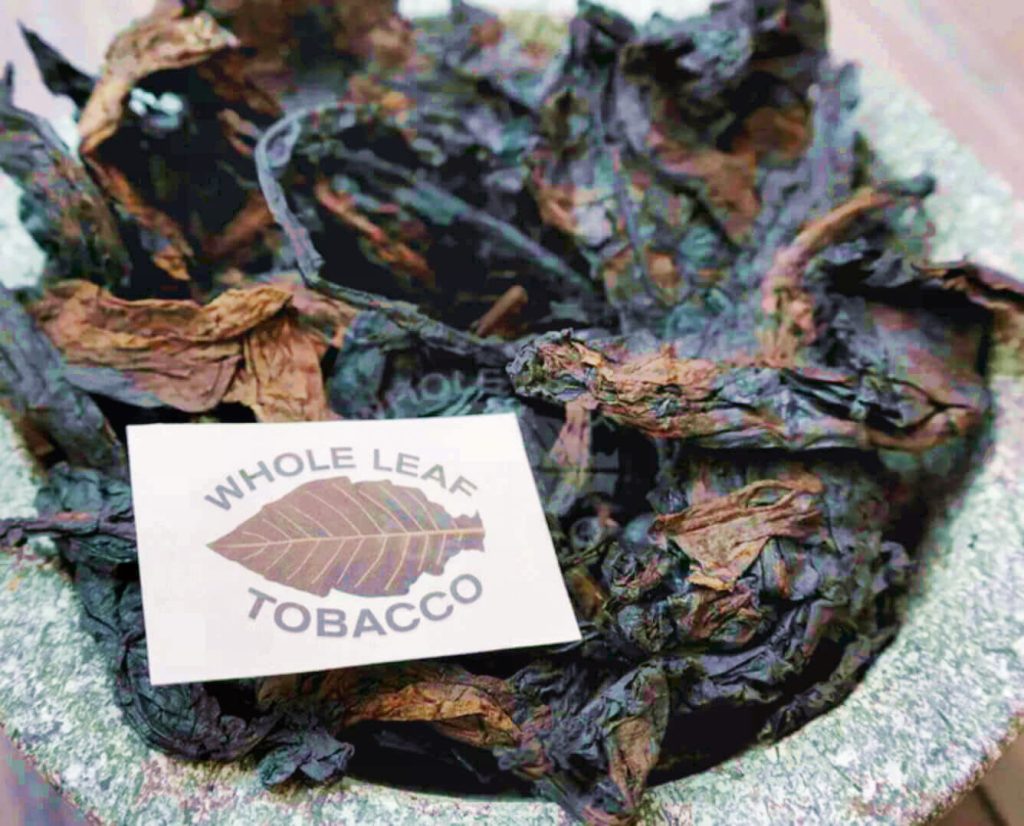 Почувствуйте пленительную притягательность табака Латакия огненной выдержки, когда он раскрывает свою уникальную текстуру, свидетельствующую о его несравненной сущности.